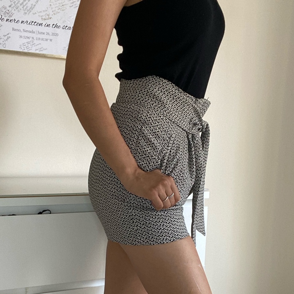 H&M high waisted dressy shorts w/ tie in front